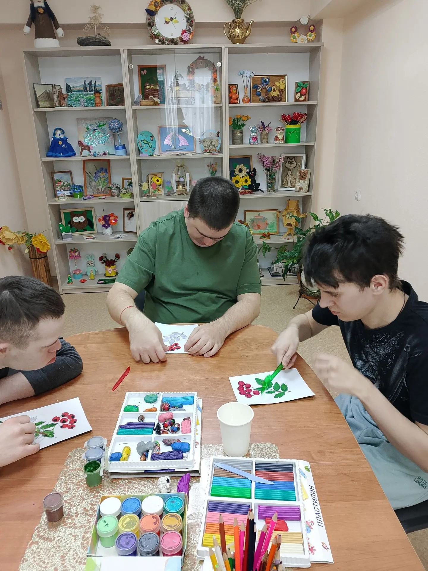 Мастерская «В кругу друзей»: полезная занятость для молодежи